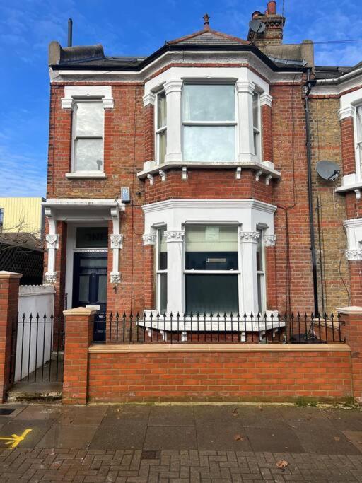 Four Bedroom Modern Victorian Wandsworth House Londra Dış mekan fotoğraf
